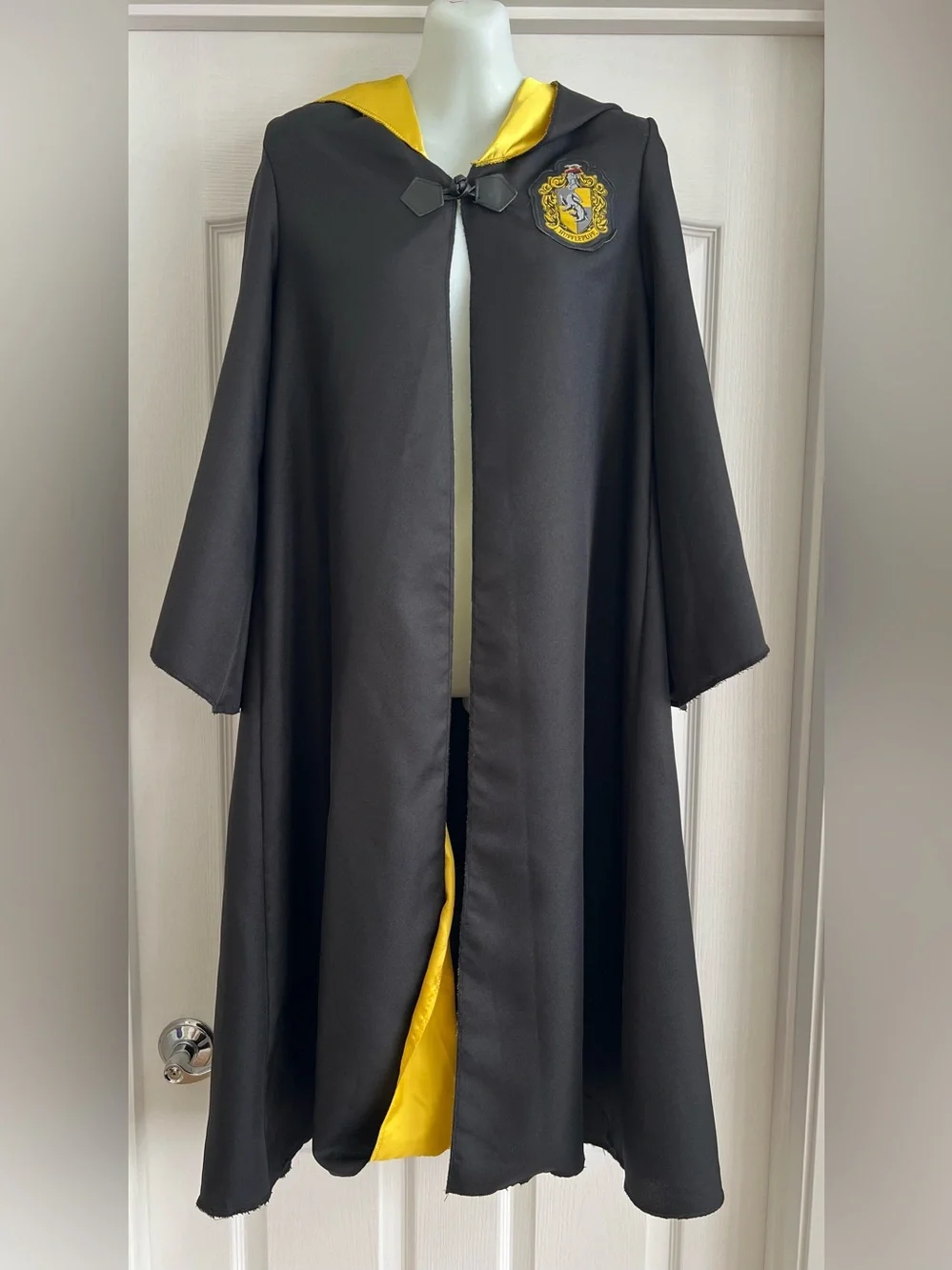Harry Potter Hufflepuff Deluxe Kids Robe Costume L 10-12 + Tie